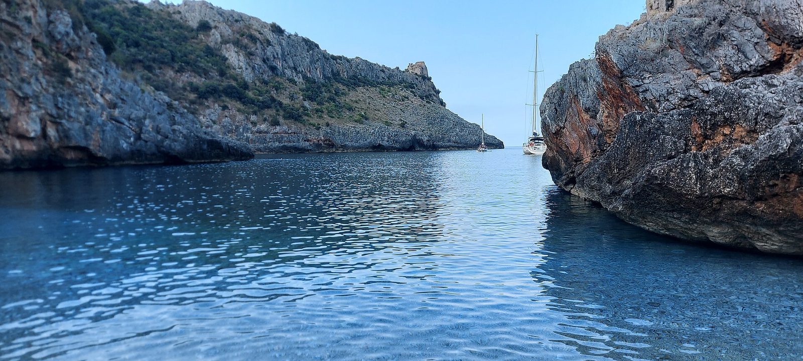 Cala Bianca a Marina di Camerota, spiaggia bianca con torre di avvistamento sulla costa del Cilento
